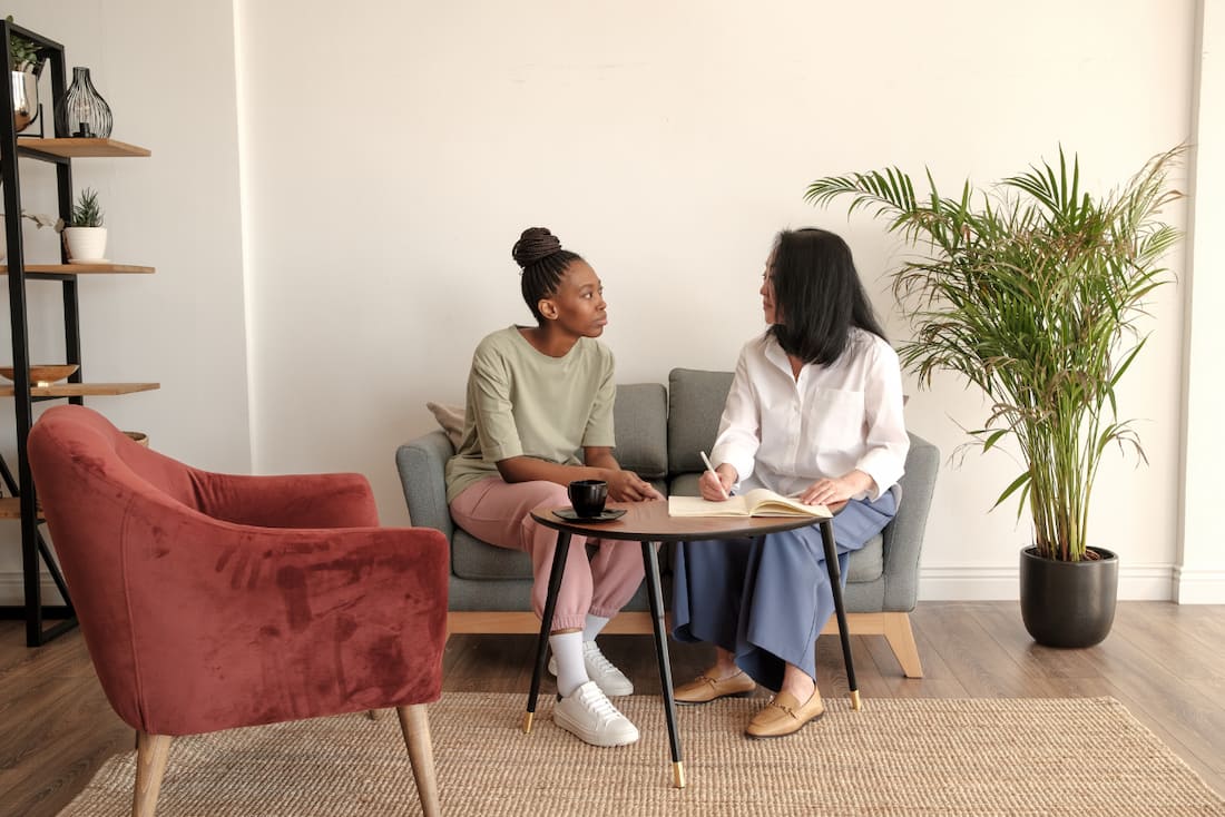 A woman speaking to her therapist about her bipolar disorder