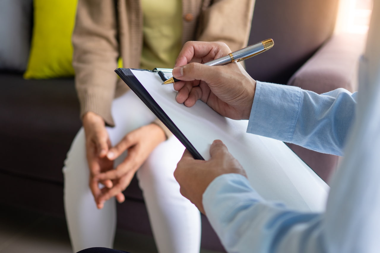 therapist explaining what is the DSM-5 to her patient