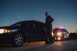 Police officer conducting a roadside stop with a driver to illustrate Tiger Woods’ DUI, chronic pain, and opioid addiction recovery story